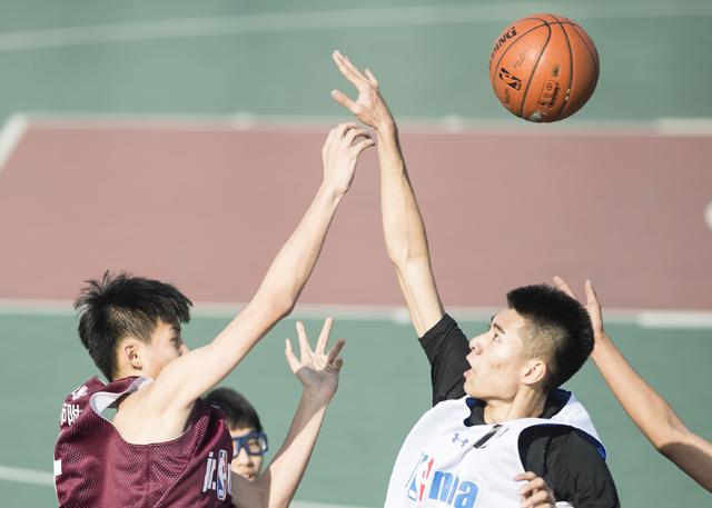 在睡觉的丈夫身边隐秘地